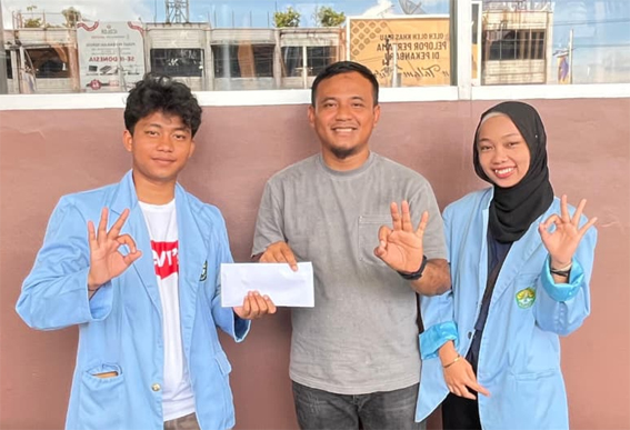 BEM FISIP UNRI Serahkan Hasil Galang Dana untuk Korban Puting Beliung di Desa Api-Api