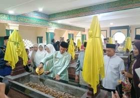 Wako Agung Ziarah ke Makam Marhum Pekan, Ajak Lanjutkan Cita-cita Pembangunan